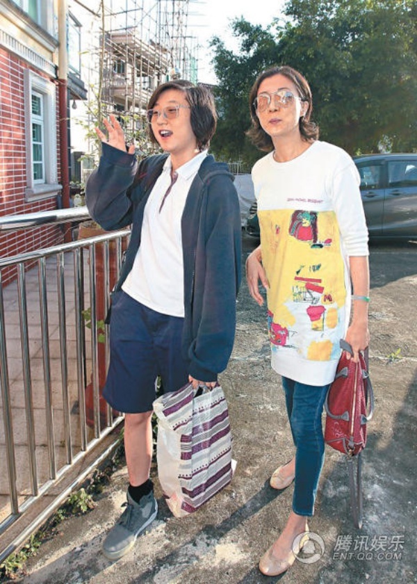 Ngô Trác Lâm được mẹ đưa đón sau khi tan học vào ngày 16/4 vừa rồi.