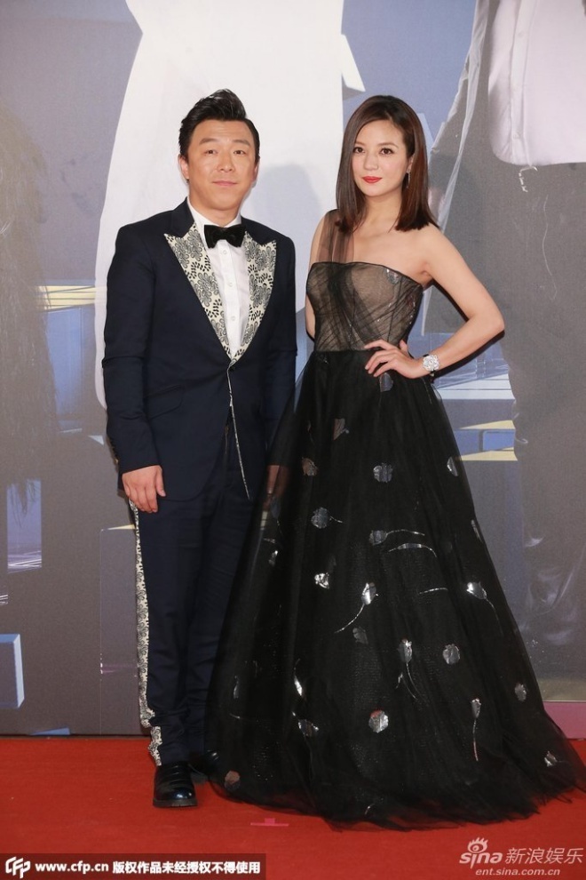 Triệu Vy rạng rỡ bên tài tử Hoàng Bột. Cô đã ẵm giải Nữ diễn viên chính xuất sắc nhất tại Kim Tượng lần thứ 34 nhờ vai người mẹ đau khổ tìm con trong Người yêu dấu.