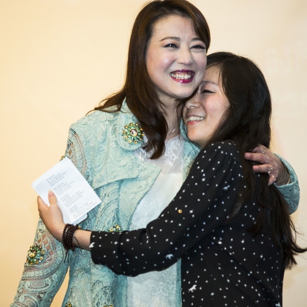 Do trang điểm trắng toát nên Châu Hải My còn bị ví như…”búp bê sứ già”.