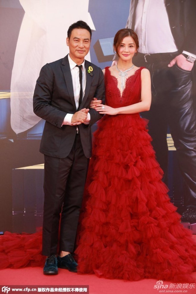 Thái Trác Nghiên quyến rũ trong bộ đầm màu đỏ. Cô cũng được đề cử trong hạng mục Nữ diễn viên chính xuất sắc nhất nhờ vai diễn cô gái nổi loạn trong Sổ kỹ.