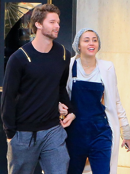 Miley và Patrick tình tứ đi chơi hôm 23/3.