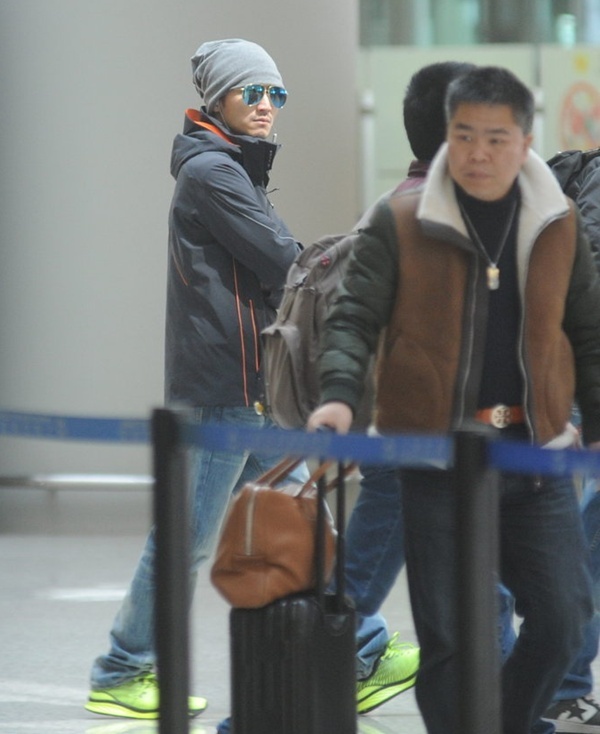 Tạ Đình Phong lạnh lùng ở sân bay.