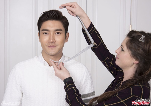 Thành viên Super Junior đo các chỉ số dựng tượng sáp tại Hong Kong.