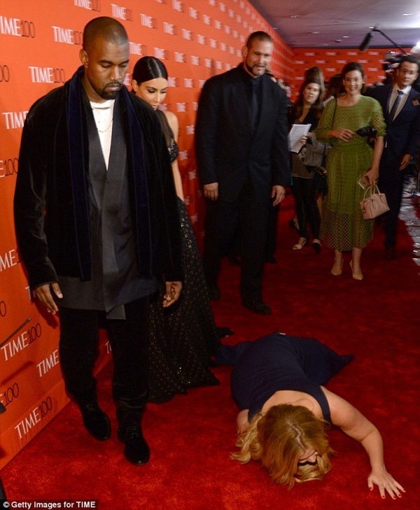 Ngay khi vợ chồng Kim Kardashian và Kanye West xuất hiện, nữ diễn viên Amy Schumer bất ngờ ngất xỉu. 