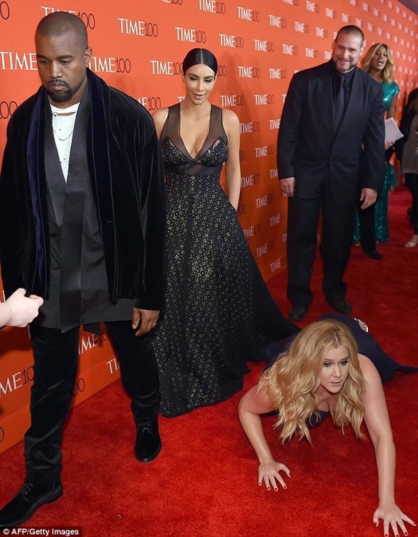 Nữ diễn viên 33 tuổi bị cho đã cố tình ngất xỉu gây chú ý của phóng viên. Nguồn tin cho biết, Amy cố tình ngã trước mặt Kanye vì anh chàng này từng bỏ rơi bạn thân của cô.