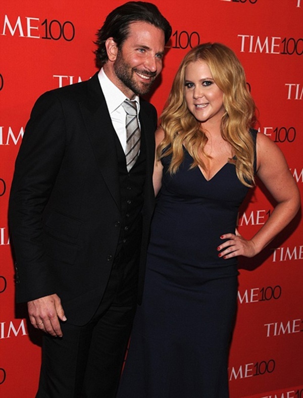 Amy chụp hình với tài tử điển trai Bradley Cooper.