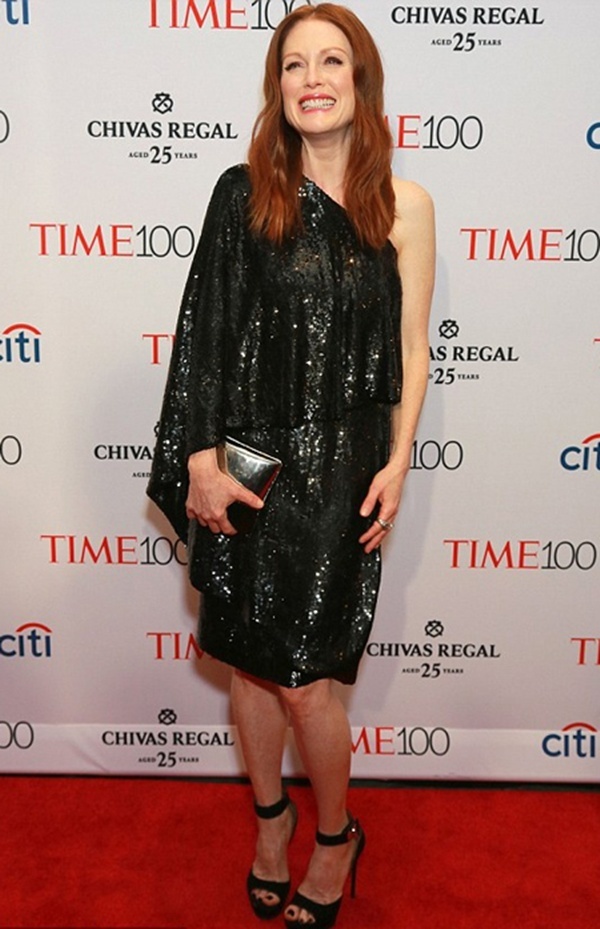 Nữ diễn viên giành cả giải Quả cầu vàng và Oscar - Julianne Moore tới dự sự kiện với vẻ rạng rỡ.