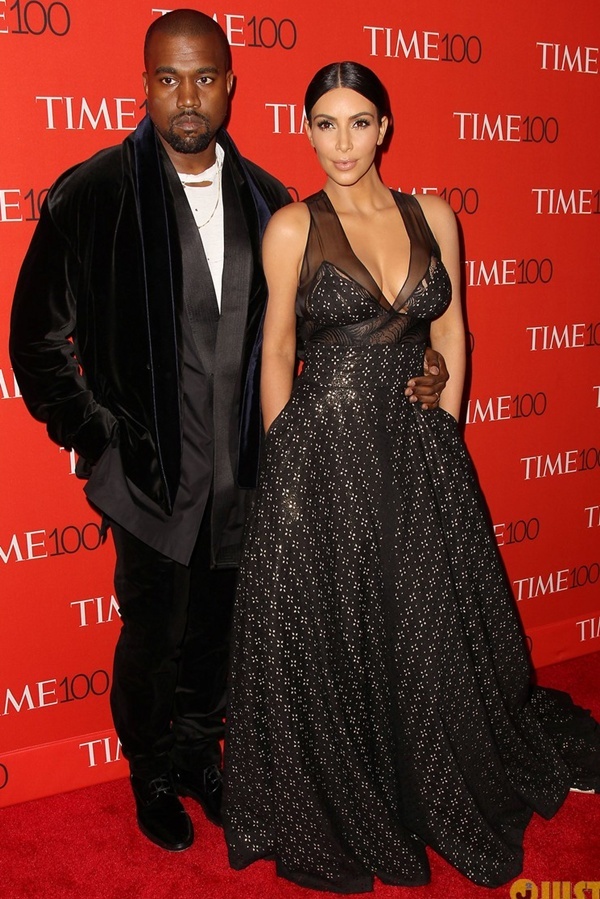 Vợ chồng Kim Kardashian và Kanye tạo dáng trước ống kính.