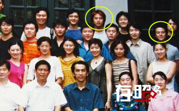 Đặng Siêu và Châu Vũ Thần từng học chung lớp tại Học viện điện ảnh khóa 1998. Từng là hai hot boy của lớp nhưng sau nhiều năm, Đặng Siêu nổi tiếng trông thấy. Trong khi đó, Châu Vũ Thần mờ nhạt và không có tên tuổi.