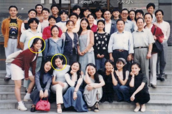 Ngoài đời, cả hai là bạn cùng lớp khá thân thiết và lại cùng định hướng theo nghiệp nghệ thuật. Nhưng gần 20 năm sau Hoàn Châu cách cách, Triệu Vy giờ đã là sao hạng A vang danh châu Á trong khi Trịnh Giai Hân vẫn như cũ, còn chưa được ai chú ý nhớ tên.