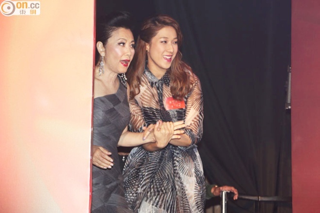 Chung Gia Hân chịu trách nhiệm hộ tống nữ diễn viên đàn chị Uông Minh Thuyên trong sự kiện. Đây là sự kiện hiếm hoi gần đây của Hoa đán họ Chung.