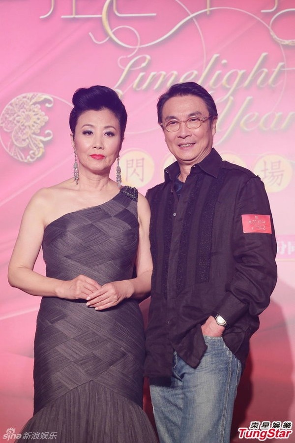 Cô và tài tử Lưu Tùng Nhân tạo dáng trước ống kính. Họ là bạn vong niên trong nghề từ những ngày đầu của TVB.