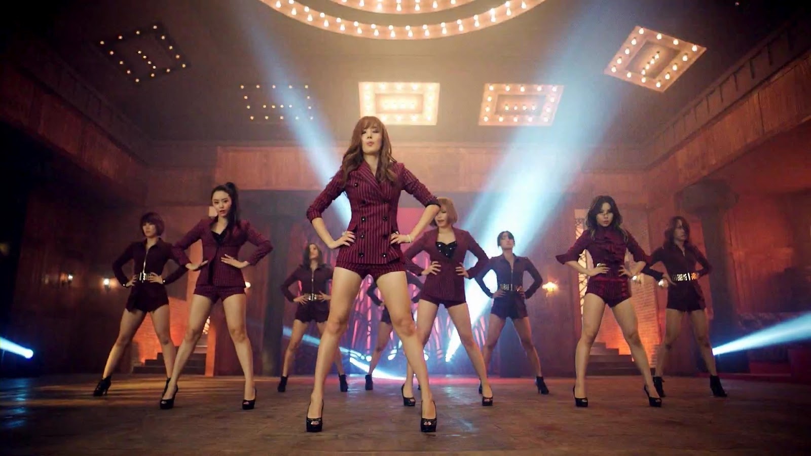 Sử dụng đôi chân thon dài trong vũ đạo cũng là cách được các nhóm nữ Kpop áp dụng triệt để. Nhóm Secret có động tác dạng chân khá sốc trong ca khúc Poison bị chỉ trích và cấm cửa vào năm 2012.