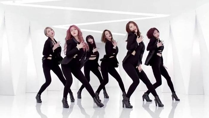 Động tác vờ xoa ngực khá mạnh mẽ của nhóm nữ Dal Shabet trong ca khúc B.B.B được coi là quá gợi cảm. Đài truyền hình yêu cầu nhóm phải thay thế vũ đạo này để được phép biểu diễn.