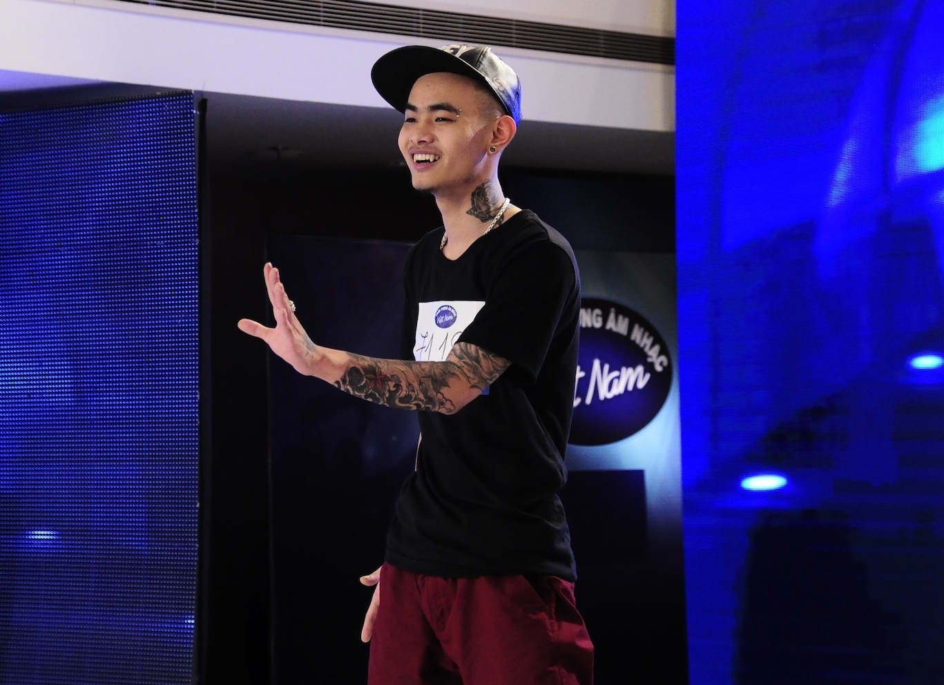  Chàng thợ xăm Nguyễn Ngọc Việt: Thí sinh Nguyễn Ngọc Việt là gương mặt kế tiếp sẽ tạo không ít bất ngờ cho người xem vì có vẻ ngoài gây “choáng”. Cụ thể, anh sở hữu hàm răng giống hệt nhân vật ma cà rồng trên phim. Ngoài ra, thân hình xăm trổ giúp chàng trai gốc Vĩnh Phúc tạo ấn tượng mạnh với bộ tứ quyền lực ngay từ cái nhìn đầu tiên. Thế nhưng, trái với ngoại hình và cá tính, dòng nhạc Nguyễn Ngọc Việt chọn chinh phục ban giám khảo hứa hẹn mang đến nhiều sự thú vị.