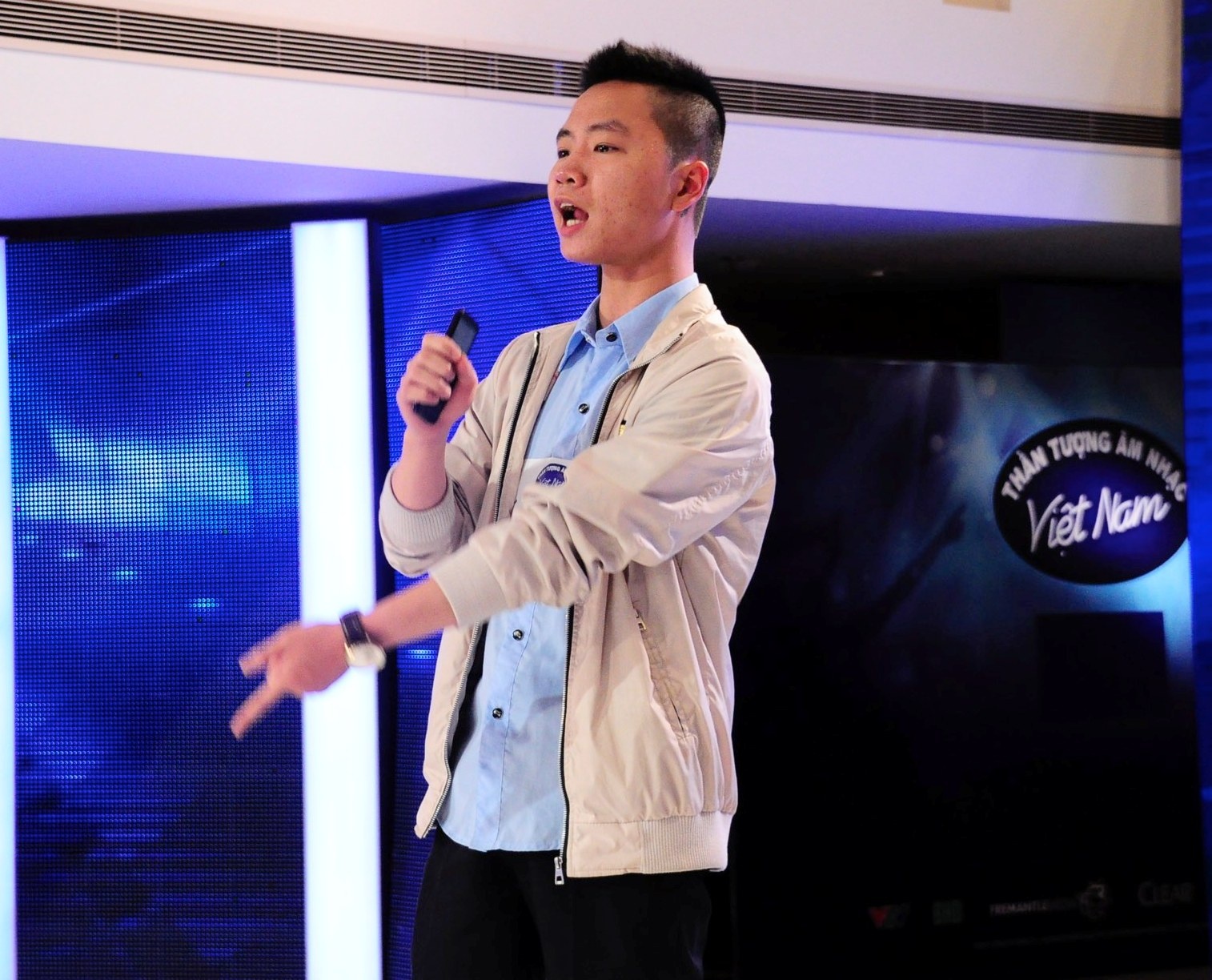 Chàng trai hài hước Vũ Hải Đăng: Chọn bản hit Nắng ấm xa dần của Sơn Tùng MTP để trình diễn trước chủ nhân bốn ghế nóng, Vũ Hải Đăng đặt nhiều kỳ vọng vào tiết mục dự thi của mình lần này. Sự hồn nhiên, hài hước là điểm nhấn tạo nên sức hút cho phần thi của chàng trai trẻ. Nói về “sở trường” âm nhạc của bản thân, thí sinh Vũ Hải Đăng cho biết: “Mỗi một người nghệ sĩ sẽ chọn cho mình một phong cách riêng, phong cách âm nhạc của tôi là R&B”.