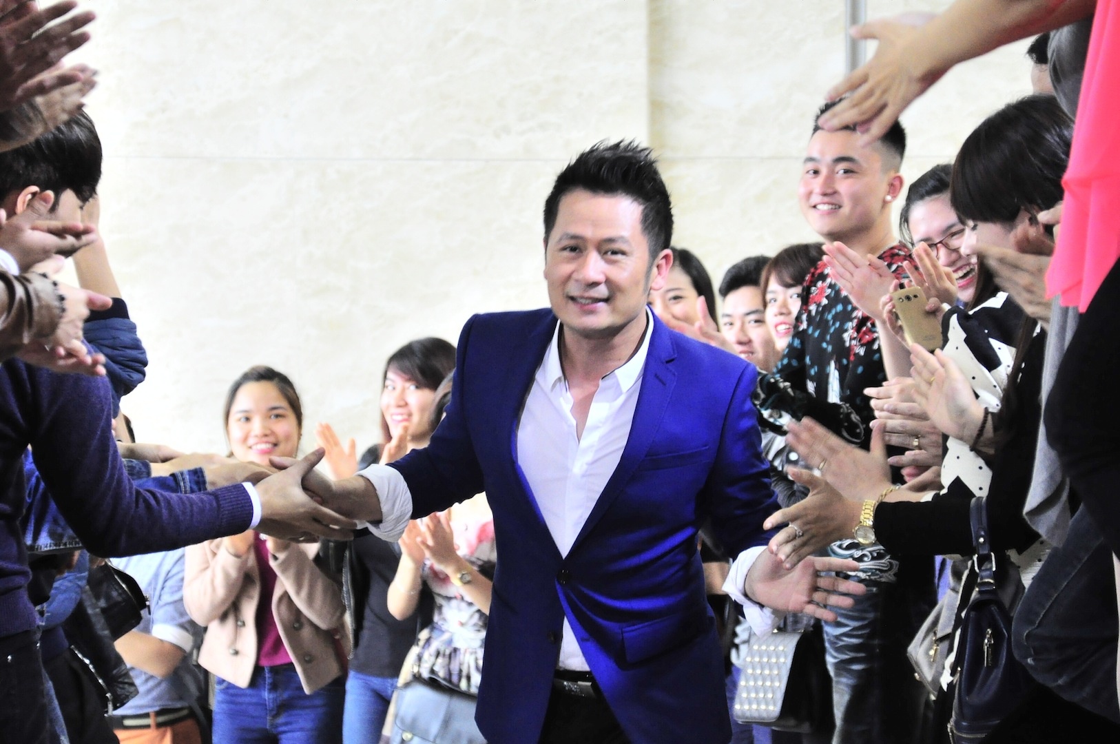 Bên cạnh ca sĩ Thu Minh, nhạc sĩ Thanh Bùi, và đạo diễn Nguyễn Quang Dũng, tuần này, nam ca sĩ hải ngoại Bằng Kiều cũng xuất hiện trên ghế nóng để thay thế vai trò giám khảo khách mời của nhà sản xuất âm nhạc Quốc Trung. Tập 4 Vietnam Idol 2015 được phát sóng vào lúc 20h chủ nhật, ngày 26/4 trên kênh VTV3.