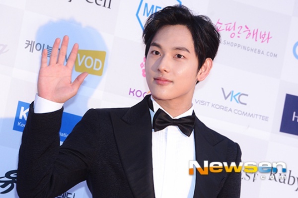 Ca sĩ, diễn viên Im Si Wan trẻ trung trước ống kính.