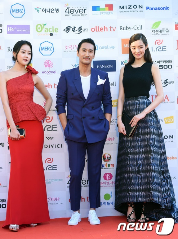 Ba nghệ sĩ Kang Seung Hyun, Kim Hyun Joon và Stephanie Lee nổi bật.