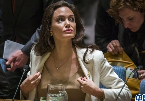 Angelina Jolie hoc hac sau ca mo cat buong trung hinh anh