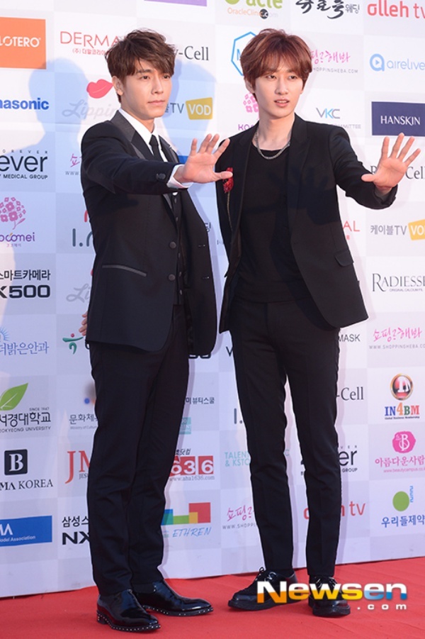 Hai thành viên Donghae và Eunhyuk của Super Junior lạnh lùng trên thảm đỏ.