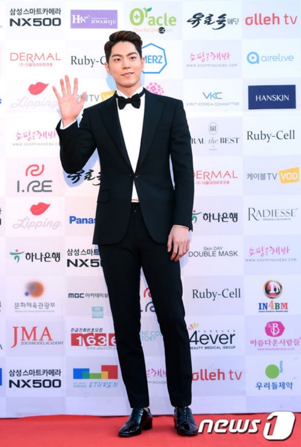 Tài tử Hong Jong Hyun lịch lãm trước ống kính.