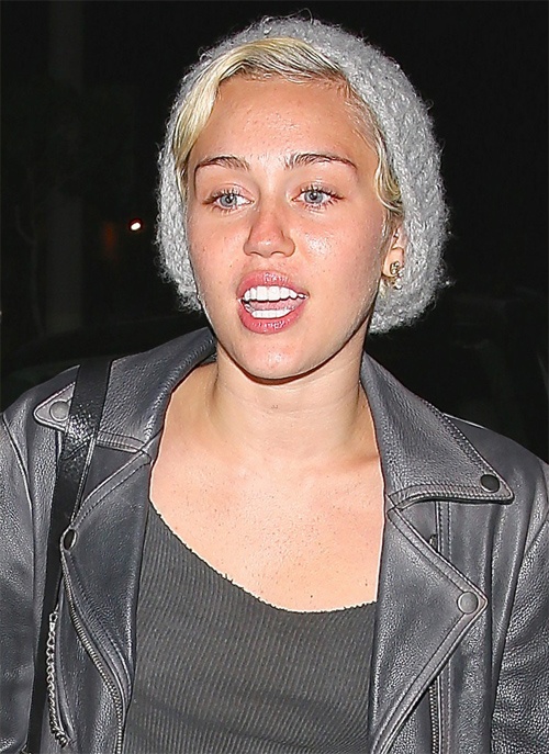 Miley lộ mặt mụn khi ra phố tối 22/4.