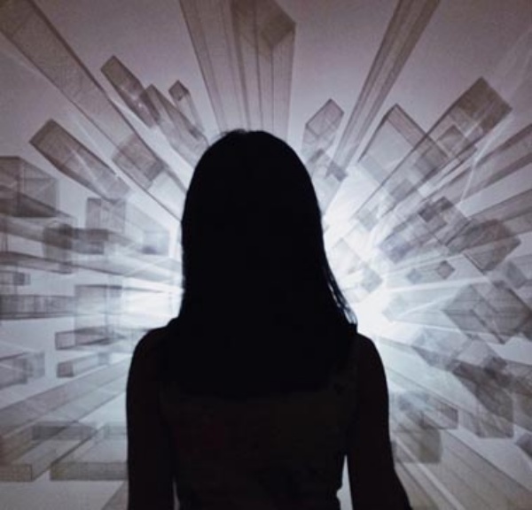 Tấm ảnh chụp phía sau một cô gái được TOP công khai trên trang cá nhân và có thể triển lãm tại sự kiện tới đây. Cô gái này được cho là Krystal.