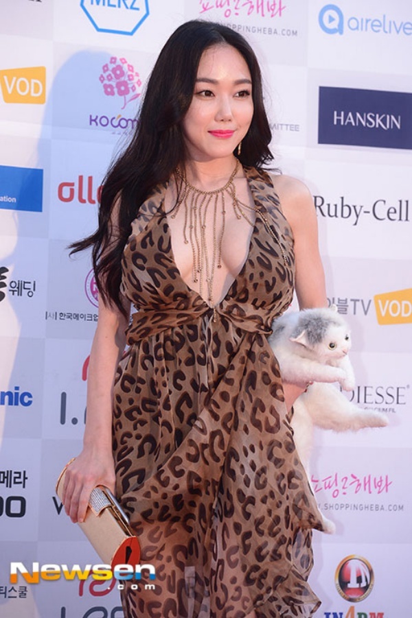 Nữ ca sĩ, diễn viên tự tin với vòng một nóng bỏng, tạo dáng bên mèo cưng.