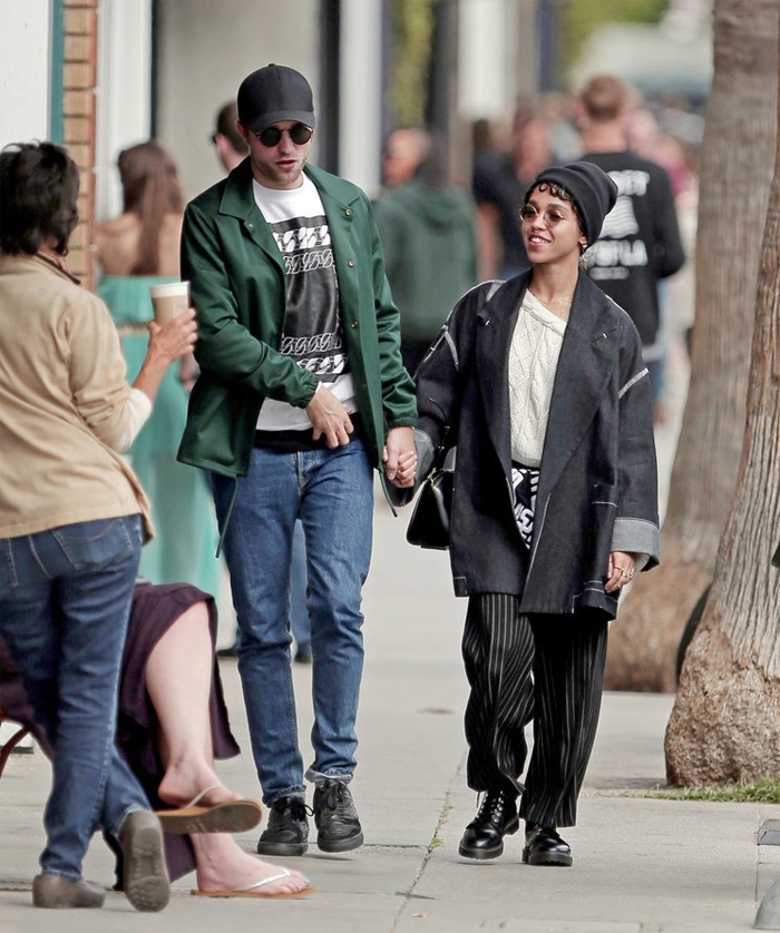 Hôm 24/4, cánh săn ảnh bắt gặp đôi uyên ương Robert Pattinson - FKA Twigs trên đường phố Venice Beach, Los Angeles. Tài tử người Anh nắm chặt tay cô bạn gái ca sĩ.