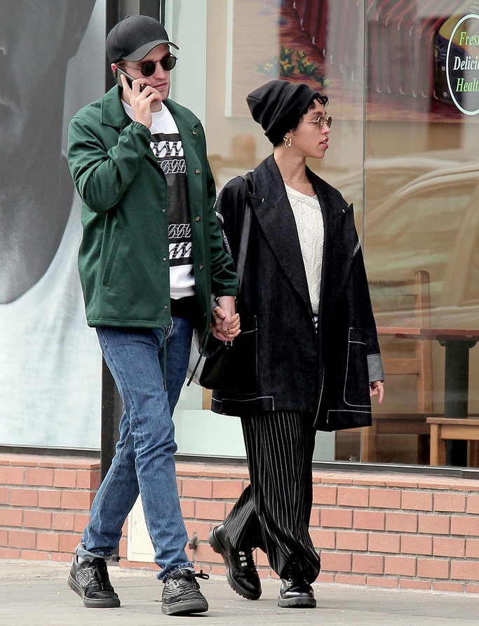 Bận nghe điện thoại nhưng Robert vẫn không rời tay khỏi vợ sắp cưới. Gần đây chàng “ma cà rồng” luôn túc trực trong những show diễn của bạn gái. Robert còn giới thiệu FKA Twigs với cô bạn thân Katy Perry ở một bữa tiệc.