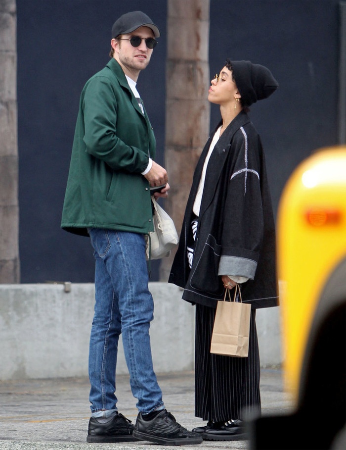 Cặp đôi dừng lại trò chuyện. Robert không còn cáu kỉnh với cánh săn ảnh như trước. Anh cũng thoải mái với truyền thông hơn mặc dù không tiết lộ về chuyện tình cảm với FKA Twigs.