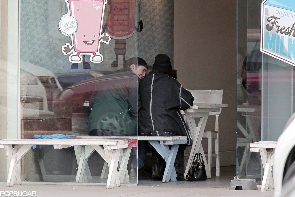 Cả hai đến một cửa hàng kem ngay mặt đường và dùng bữa. Robert không ngừng nở nụ cười khi ở bên cạnh bạn gái.