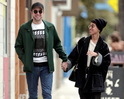 Robert Pattinson nam chat tay ban gai tren pho hinh anh