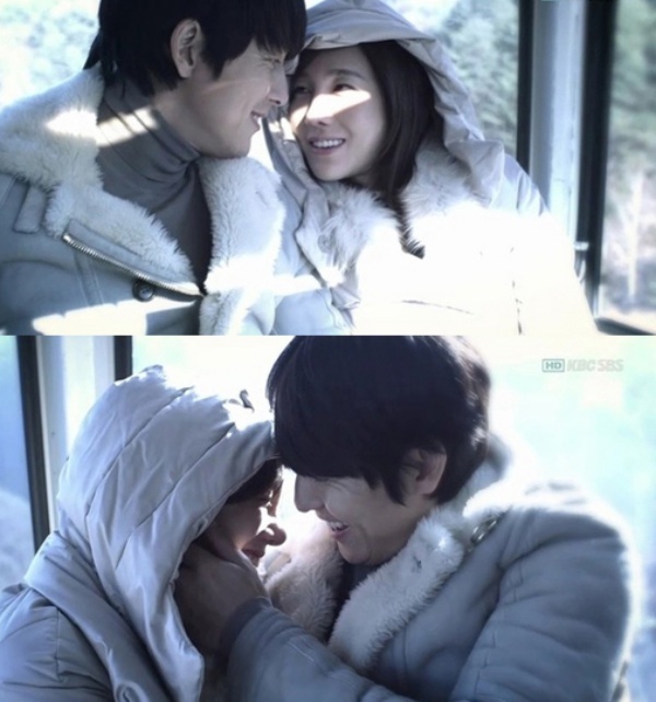 Jung Woo Sung và Lee Ji Ah: Tài tử nổi tiếng xứ Hàn công khai chuyện tình yêu với Lee Ji Ah vào tháng 3/2011. Họ nên duyên sau khi hợp tác chung trong phim truyền hình Athena: Nữ thần chiến tranh. Chia sẻ với người hâm mộ tại cuộc họp mặt các fan hồi tháng 4 vừa rồi, Jung Woo Sung thừa nhận rằng, anh và Lee Ji Ah rất “tâm đầu ý hợp”. Đây cũng là mối tình với đồng nghiệp đầu tiên mà Jung Woo Sung thừa nhận với báo giới và khán giả hâm mộ.