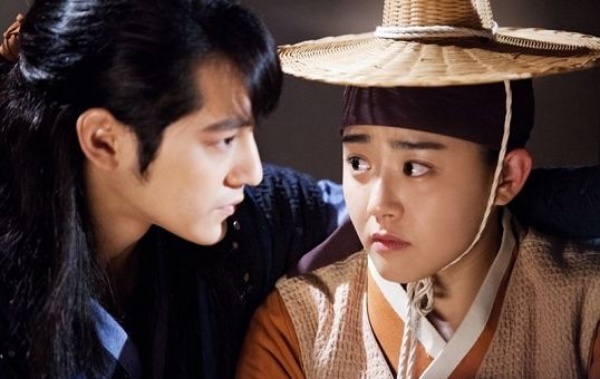 Kim Bum và Moon Geun Young: Tháng 11/2013, Kim Bum và Moon Geun Young công khai hẹn hò sau khi đóng chung trong phim Goddess of Fire, Jeongi. Cả hai hưởng tuần trăng mật sớm ở châu Âu trong một tháng. Tình cảm của họ khiến nhiều người ghn tỵ.