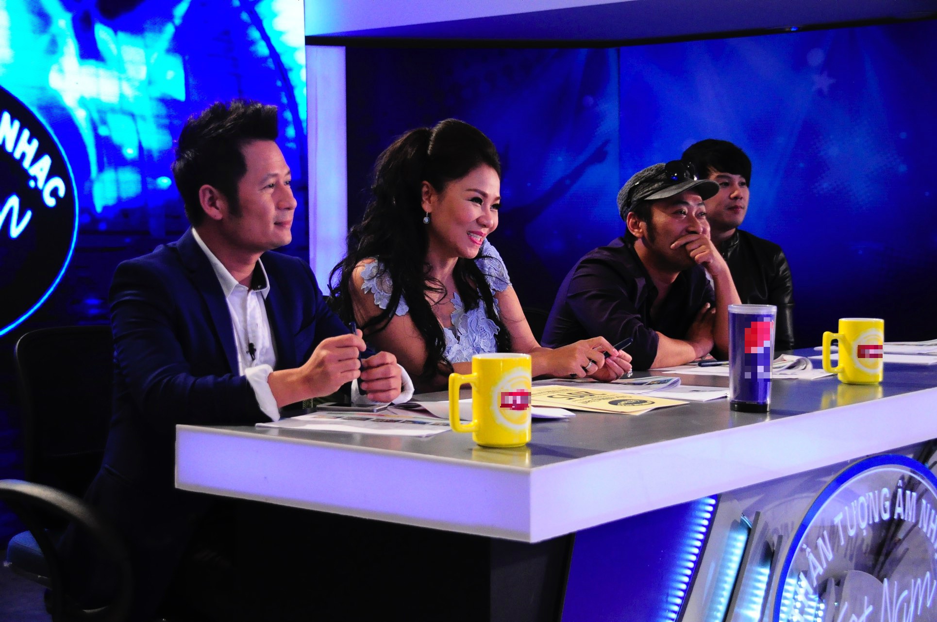 Kết thúc “chặng đường” Audition, 44 chiếc vé thông hành vào vòng trong đã tìm thấy chủ. Tuần sau, các thí sinh xuất sắc sẽ cùng nhau chinh phục thử thách mới mang tên Nhà hát. Tập 5 của Vietnam Idol mùa 6 được phát sóng vào lúc 20 chủ nhật, ngày 3/5 tới trên kênh VTV3. Trong ảnh: Bộ tứ quyền lực ở vòng loại khu vực phía Bắc gồm ca sĩ Bằng Kiều, Thu Minh, đạo diễn Nguyễn Quang Dũng, nhạc sĩ Thanh Bùi.