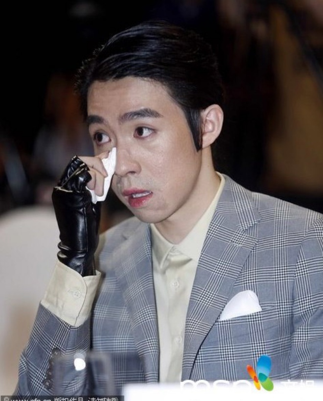 Du Hạo Minh: Du Hạo Minh từng là sao trẻ triển vọng của showbiz Hoa ngữ khi anh nhanh chóng được chú ý nhờ phim Cùng ngắm mưa sao băng cùng Trương Hàn, Trịnh Sảng. Thuận đà nổi, anh còn tấn công cả địa hạt âm nhạc.  Năm 2010, Du Hạo Minh gặp tai nạn bỏng kinh hoàng trên phim trường. Mất hơn 4 năm chữa trị, gương mặt của anh thay đổi với nhiều vết sẹo loang lổ. Các nhà làm phim vì thế cũng không còn mặn mà với tài tử sinh năm 1987 nữa. Kịch bản phim dần dời xa Du Hạo Minh. 