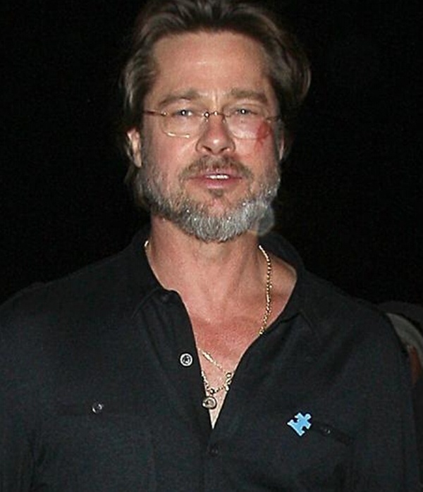 Vẻ mặt lộ dấu hiệu tuổi tác của Brad Pitt.