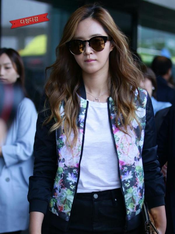 Trước Yuri, các cô gái SNSD công khai người yêu là Yoona, Sooyoung, Tiffany, trưởng nhóm Taeyeon và cựu thành viên Jessica. Chuyện tình cảm riêng tư của SNSD là chủ đề nóng hổi của báo giới Hàn 2 năm gần đây. 