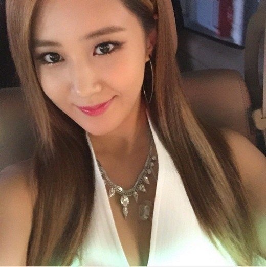 Hôm 26/4, Yuri đăng tải bức ảnh rạng rỡ trên trang Instagram cá nhân. Thành viên SNSD khoe với các cư dân mạng về bữa tiệc vui vẻ của nhóm SNSD ở Nhật. 