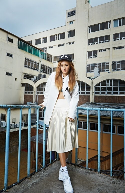 Trên tạp chí Singles số tháng 5 vừa phát hành, Yuri biến hóa với phong cách thể thao cá tính. Nhiều người hâm mộ không nhận ra thần tượng sau lớp make up với cách tạo dáng khá “ngầu”. 