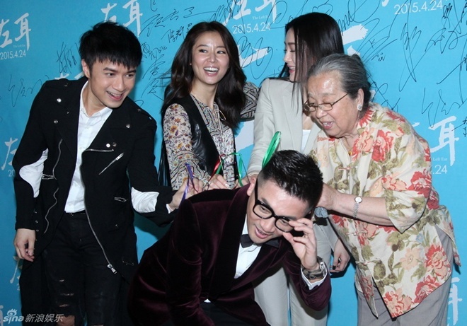 Lâm Tâm Như, Cổ Cự Cơ, Tô Hữu Bằng, Tần Lam và nghệ sĩ gạo cội trong vai Dung Ma Ma - Lý Minh Khải mừng rỡ khi được tái ngộ trong ngày giới thiệu phim Tai trái.