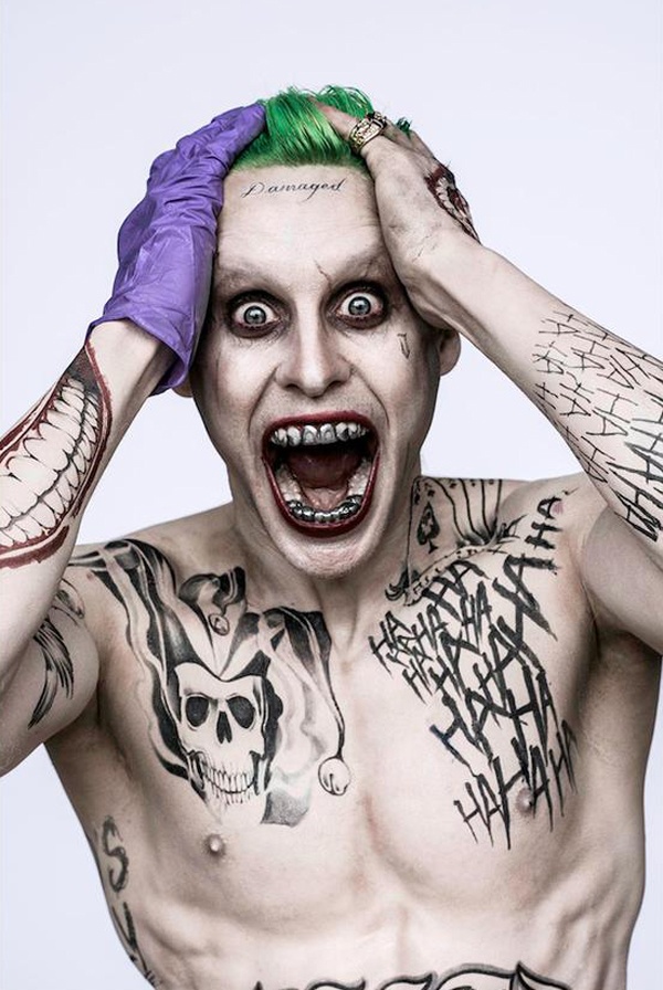 Hôm 25/4, nhân dịp sinh nhật lần thứ 75 của nhân vật The Joker, bộ phim Suicide Squad tiết lộ tạo hình của tài tử Jared Leto trong vai tên hề sát nhân độc ác này. Mái tóc nhuộm xanh, trên người đầy những hình xăm, đôi mắt và môi được tô đậm quái gở khơi gợi sự tò mò về Suicide Squad. Bộ phim với sự tham gia của Jared Leto, Will Smith, Margot Robbie và Viola Davis dự kiến ra rạp vào tháng 8/2016.