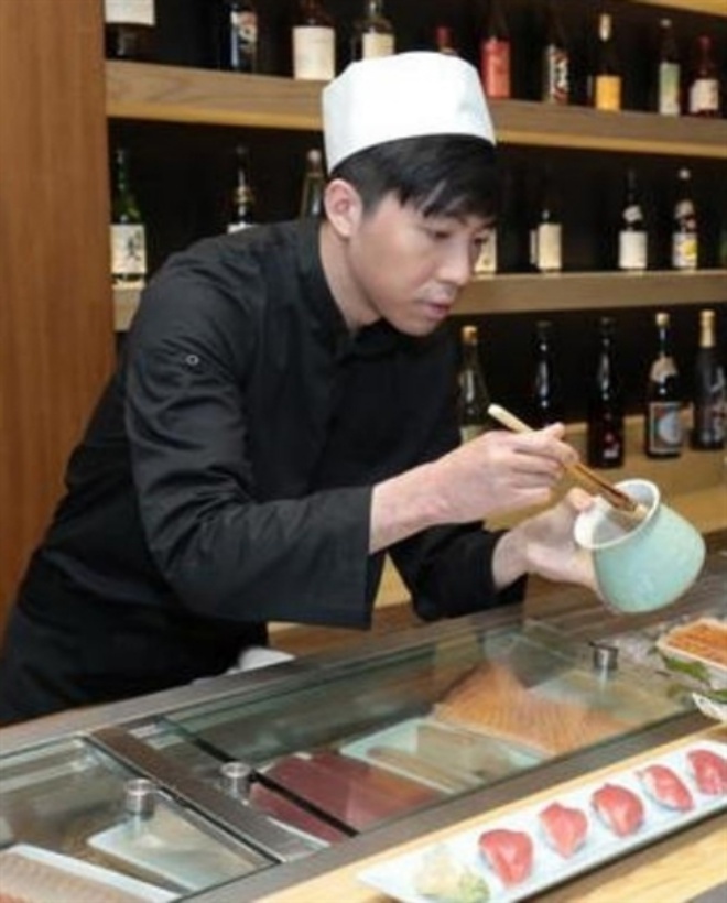 Để kiếm sống, hiện nay, anh mở một cửa hàng chuyên ăn uống. Ngày ngày, Du Hạo Minh đảm nhận vai trò ông chủ kiêm đầu bếp phục vụ khách hàng. 