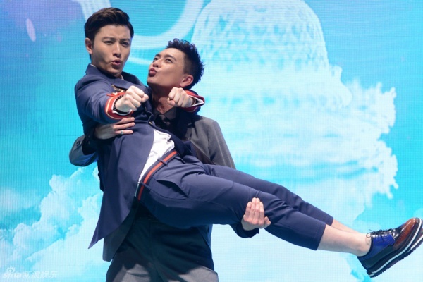 Giả Nãi Lượng và Huỳnh Tông Trạch nhắng nhít trong buổi họp báo.