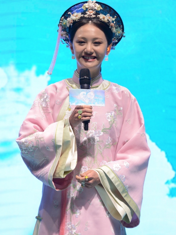 Gương mặt của người đẹp sinh năm 1990 khiến nhiều người ngạc nhiên bởi vẻ cứng đờ. Hình ảnh của cô hiện nay thay đổi đáng kể so với nàng “Cỏ” năm nào trong Vườn sao băng bản Trung Quốc.