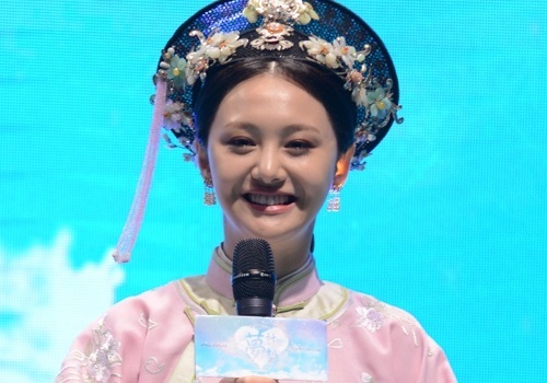 Guong mat cung do cua my nhan 9X Hoa ngu hinh anh