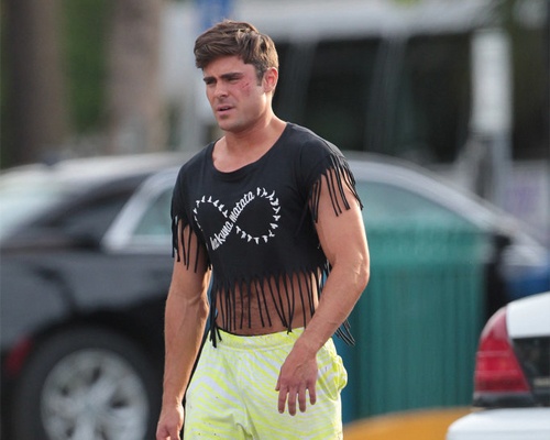 Zac Efron mac ao crop top tren pho hinh anh