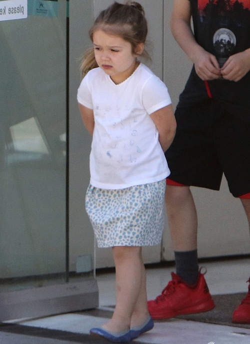 “Bà cụ non” Harper Beckham chắp tay sau lưng đi bộ với dáng vẻ trầm ngâm. Ngoài nụ cười thiên thần, Harper cũng có những biểu cảm cau có nhưng vẫn toát lên vẻ dễ thương. 